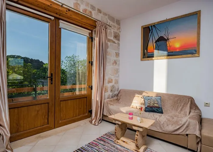 別荘 Windmill Near Shipwreck By 