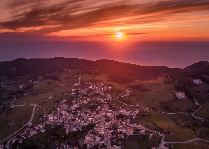 別荘 Windmill Near Shipwreck By 